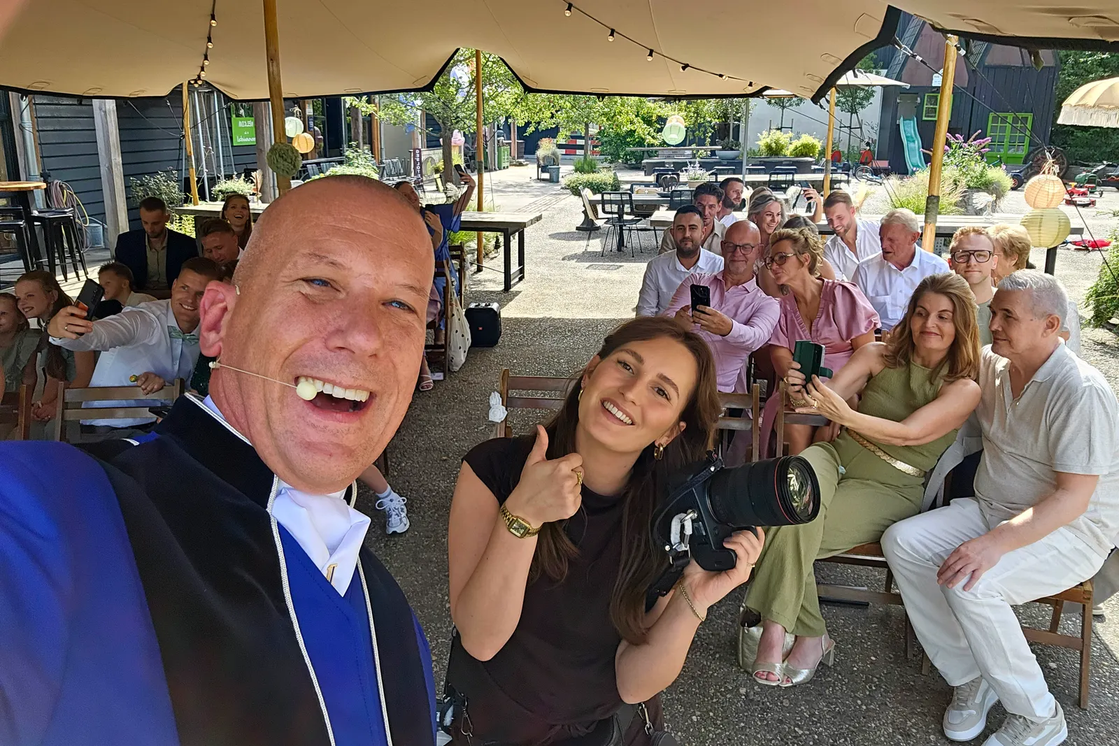 Juichende gasten op een bruiloft