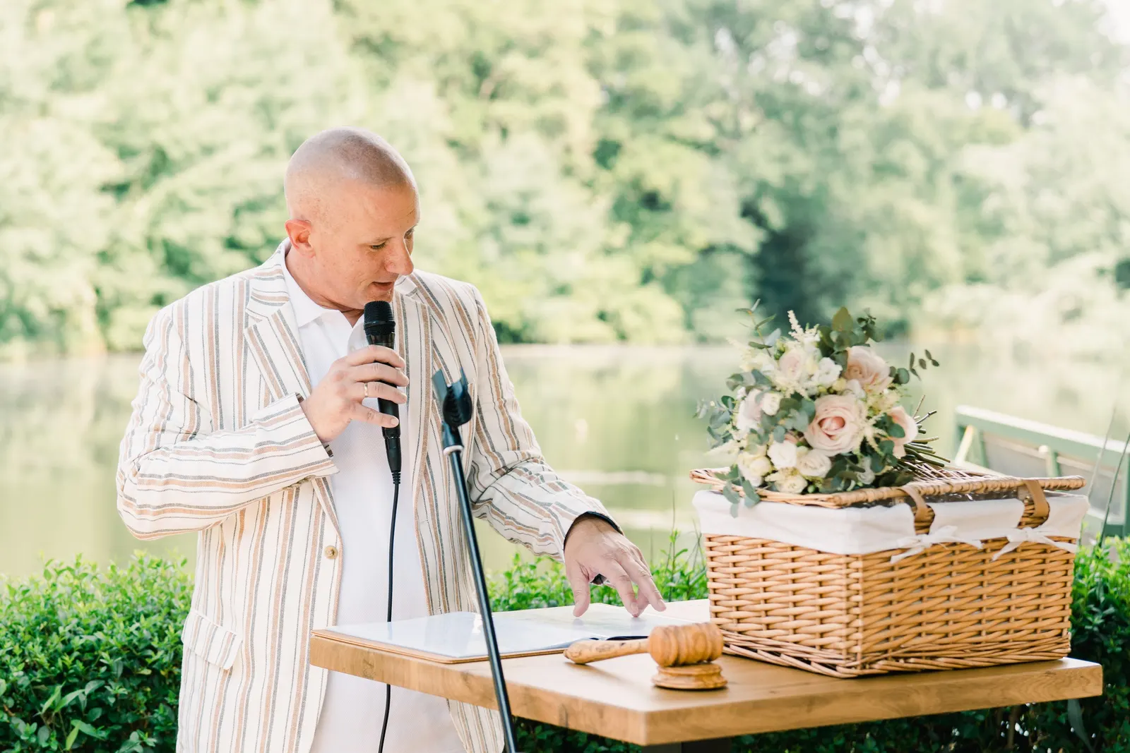 Trouwambtenaar Jasper Putter tijdens een persoonlijke toespraak op de trouwdag