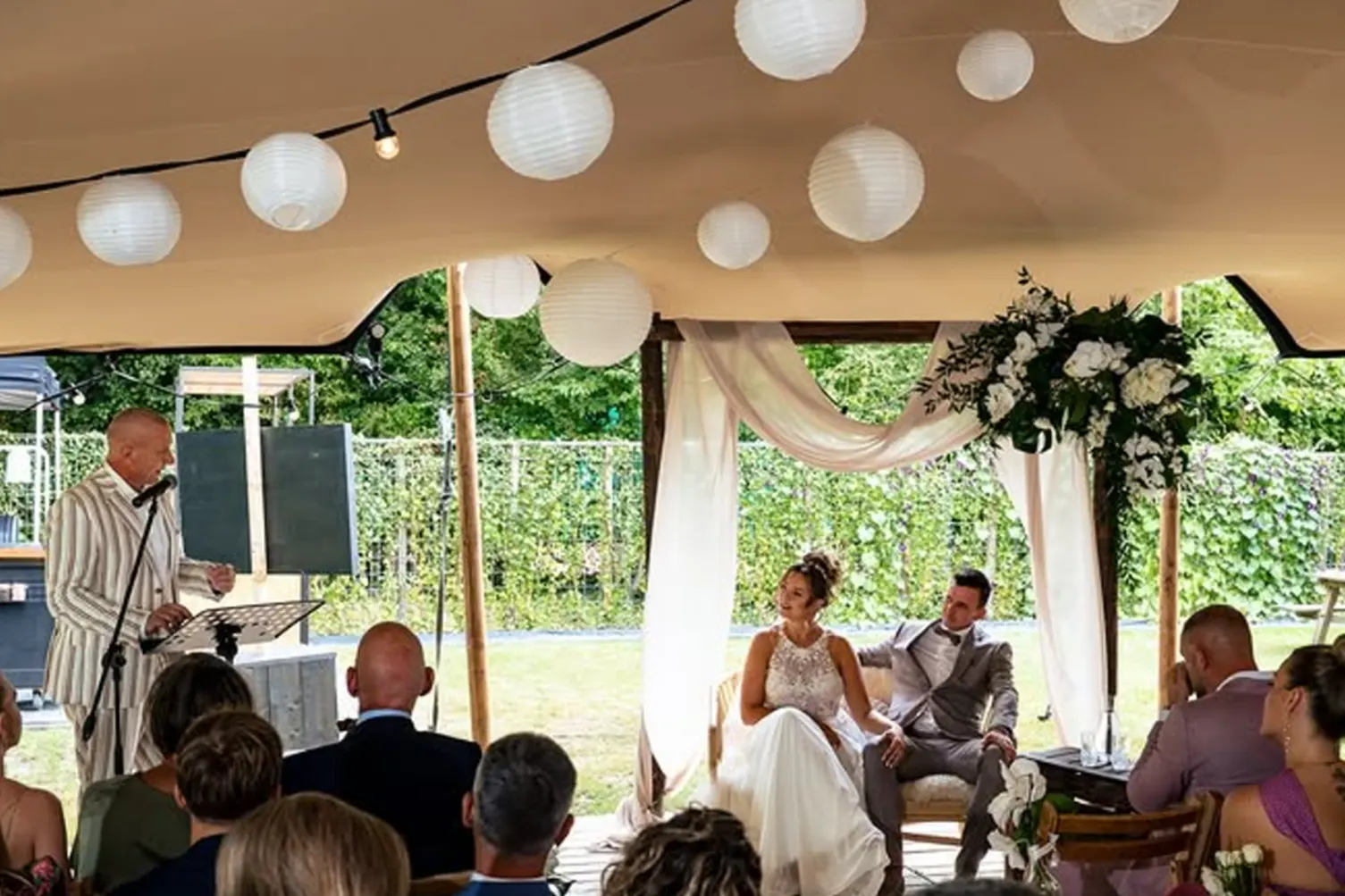 Gasten genieten van een sfeervolle, persoonlijke trouwceremonie
